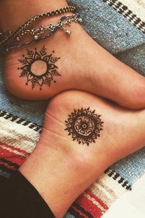 Thigh Henna, Small Henna Tattoos, Henna Style Tattoos, Small Henna, Chakra Tattoo, Henna Inspired Tattoos, Finger Henna Designs, Beautiful Tattoos For Women, Henna Tattoo Designs Hand