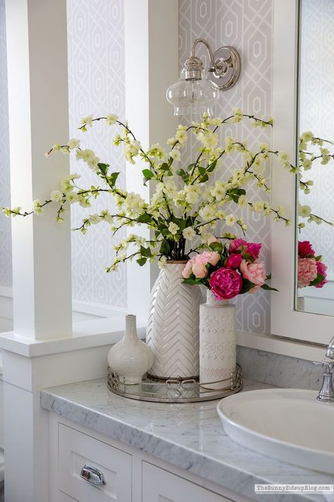 Valentine's Day Bathroom (Sunny Side Up) Bathroom Plant, Bathroom Flowers, Modern Flower Vase, Small Bathroom Interior, Floral Bathroom, Cozy Fall Decor, Flower Vases Decoration, Room Deco, Home Decorating Ideas