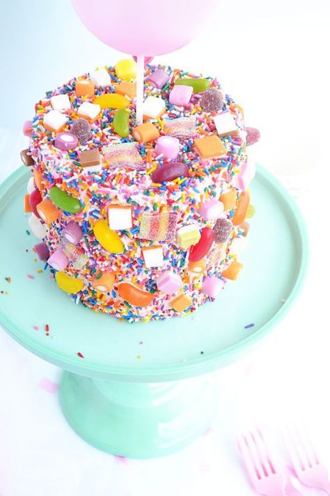 BIRTHDAY: Here's the perfect inspiration for your next cake decoration. Sweetie Birthday Cake, Easy Birthday Cake Decorating, Easy Birthday Cake, Sweetie Cake, Friday Post, Candy Birthday Cakes, Birthday Cake Decorating Ideas, Easy Birthday, Candy Cakes