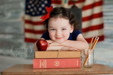 Preschool Photo Ideas, Kindergarten Graduation Pictures, Preschool Photography, School Photo Ideas, Back To School Photos, Kindergarten Photos, School Photoshoot, First Day Of School Pictures, Back To School Photography