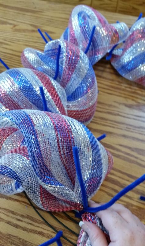 Deco Mesh Wreath Tutorial, Patriotic Wreath Diy, Patriotic Mesh Wreath, Decorative Mesh Wreaths, Deco Mesh Crafts, Making Mesh Wreaths, Mesh Ribbon Wreaths, Deco Mesh Wreaths Tutorials, Deco Mesh Wreaths Diy