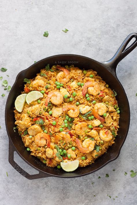 Healthy Chicken & Shrimp Paella Shrimp Low Calorie, Shrimp Paella Recipe, Homemade Paella, Paella Recipes, Shrimp Paella, Pollo Tropical, Easy Paella, Grain Recipes, Healty Dinner