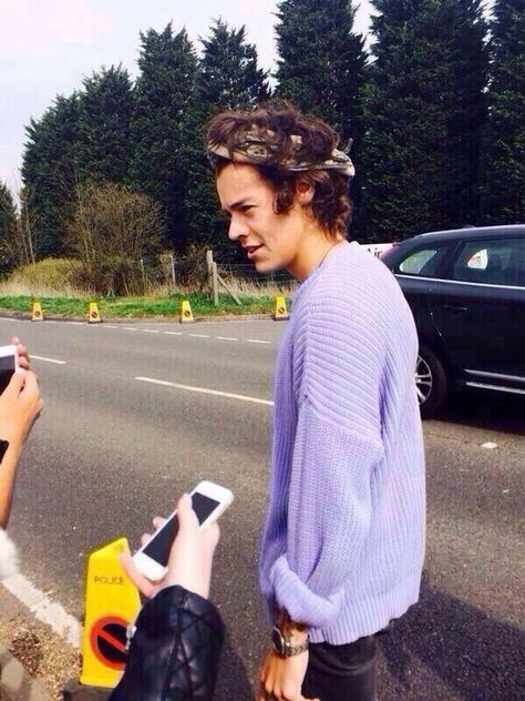 harry styles - imagines - The Important Things Always Go Forgotten. - Wattpad Harry Styles Sweater, Catching Feelings, Harry Outfits, Harry Styles 2013, Purple Jumpers, Harry Styles Imagines, Harry Styles Cute, Harry Styles Wallpaper, Harry Styles Pictures