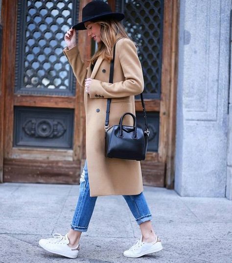 Timeless work outfits to update your wardrobe – Just Trendy Girls Antigona Givenchy Outfits, Givenchy Antigona Outfit, Antigona Mini, Givenchy Mini Antigona, Vintage Designer Bags, Givenchy Antigona, Capsule Wardrobe Essentials, Givenchy Bag, Daily Fashion