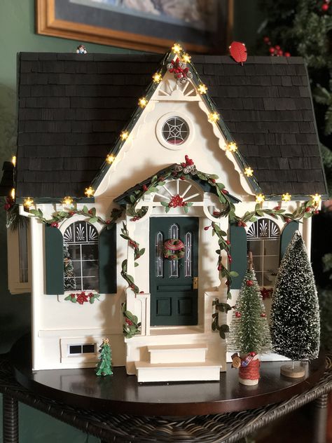 Diy Christmas Village Houses, Doll House Christmas, Miniature Christmas Decorations, House Christmas Decorations, Diy Christmas Village Displays, Dollhouse Holiday, Christmas Dollhouse, Diy Christmas Village, Gingerbread House Decorations