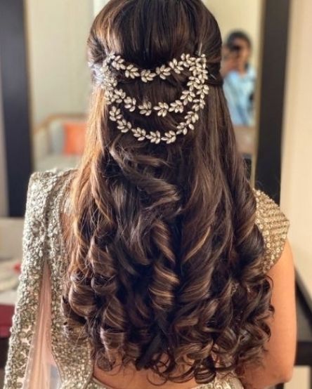 Diwali Hairstyles, Hairstyles With Accessories, Sangeet Dresses, Wedding Tiara Headband, Hairstyles For Weddings, Wedding Hairstyles With Crown, Hairstyles With Crown, Indian Wedding Hairstyles, Party Hair Accessories