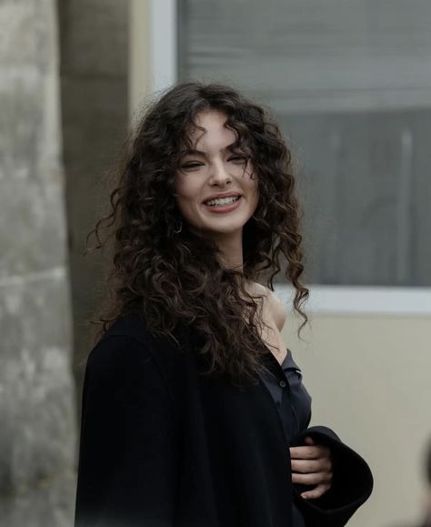 Curly Asian Hair, Natural Curly Hair Cuts, Jardin Des Tuileries, Long Hair Pictures, Beautiful Curly Hair, Streetstyle Fashion, La Face, Monica Bellucci, Curly Hair Cuts