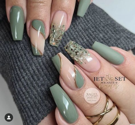 Acrylic Nails Ideas Green, March Square Nails, Gel Nail Designs Green, Green Acrylic Nails Designs, Elegant Green Nails, Nail Rhinestone Design, Green Trendy Nails, Trendy Green Nails, Acrylic Nails Green