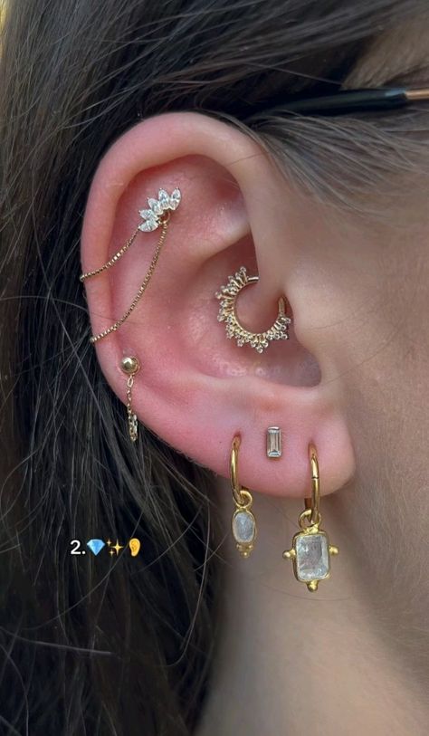 Silver Ear Curation, Earscape Inspiration, Ear Curation Gold, Ear Curation Silver, Stacked Ear Piercings, Flat Helix Piercing, Ear Stacking Ideas, Ear Piercing Chart, Earring Stacks