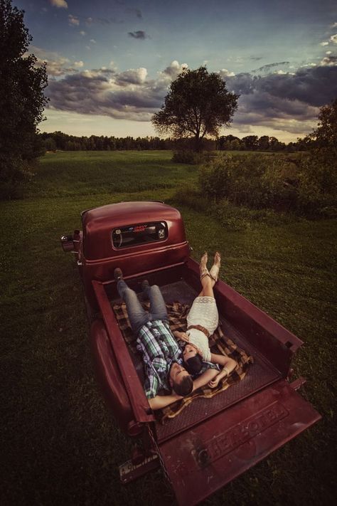 Truck Bed Date, Old Truck Photography, Funny Relationship Pictures, Boyfriend Girlfriend Pictures, Marriage Pictures, Country Relationship Goals, Country Engagement Pictures, Country Relationships, Country Girl Life