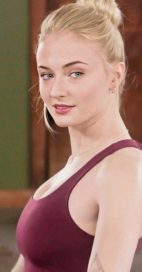 Sophie Turner Body, Sophie Turner Photoshoot, Sophia Turner, Female Celebrity Crush, Sansa Stark, Beautiful Dresses Short, Sophie Turner, Girl Celebrities, Margot Robbie