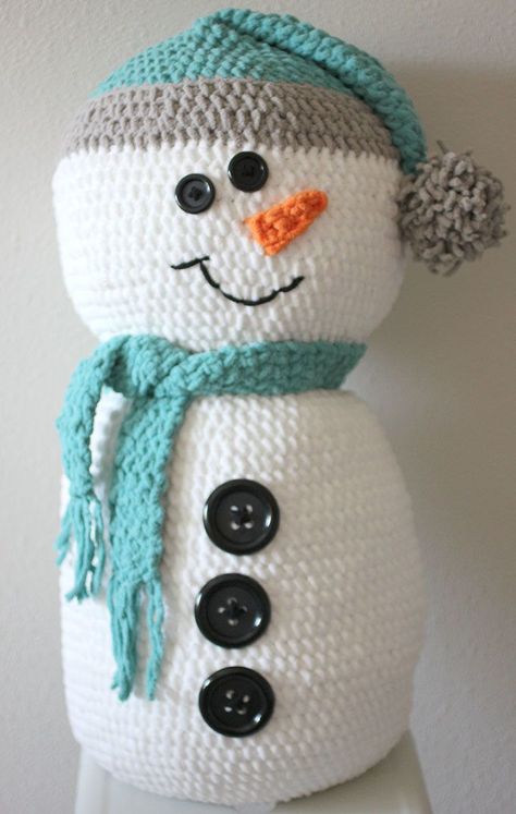 Small Crochet Snowman with O'Go - Repeat Crafter Me Bernat Super Value Yarn, Giant Crochet, Household Accessories, Loom Crochet, Crocheted Things, Small Snowman, Repeat Crafter Me, Michaels Craft, Crochet Snowman