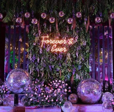 Disco Fairy Aesthetic, Tropical Party Decorations Elegant, Tropical Disco Wedding, Jungle Disco, Ambience Decor, Cocktail Party Decor, Decoration For Party, Tropical Glam, Cocktail Decoration