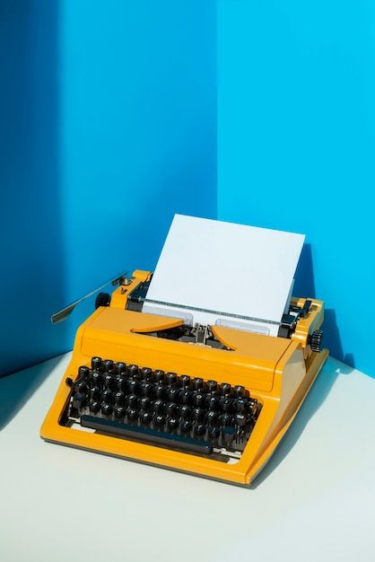 Typewriter Aesthetic Vintage Typewriters, Product Design Photography, Type Writer Aesthetic Vintage, Vintage Product Photography, Typewriter Vintage, Vintage Letters, Retro Typewriter, Retro Office, Machine Photo