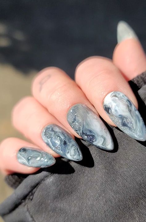 Crystal Marble Nails, Smokey Marble Nails, Blue Geode Nails, Grey Marble Nail Designs, Gray Marble Nails, Grey Marble Nails, Marble Nails Design, Beach Themed Nails, Marble Nail Designs