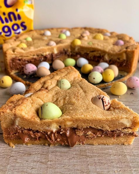 Fitwaffle Kitchen on Instagram: “MINI EGG COOKIE PIE 😍🐣 Soft and gooey cookie dough, loaded with white chocolate chunks, Mini eggs and stuffed with Cadbury’s milk…” Mini Eggs Cake, Cookie Dough Pie, Easter Baking Recipes, Mini Eggs Cookies, Egg Pie, No Egg Desserts, Easter Egg Cookies, Gooey Cookies, No Egg Cookies