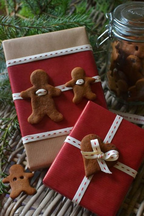 We love this wrapping idea that combines DIY projects and simple wrapping paper! Perfect for a statement gift! Gingerbread Cottage, Gingerbread Gifts, Wrapped Presents, Gingerbread Village, Christmas Cottage, Clever Gift, Creative Gift Wrapping, Edible Gifts, Present Wrapping