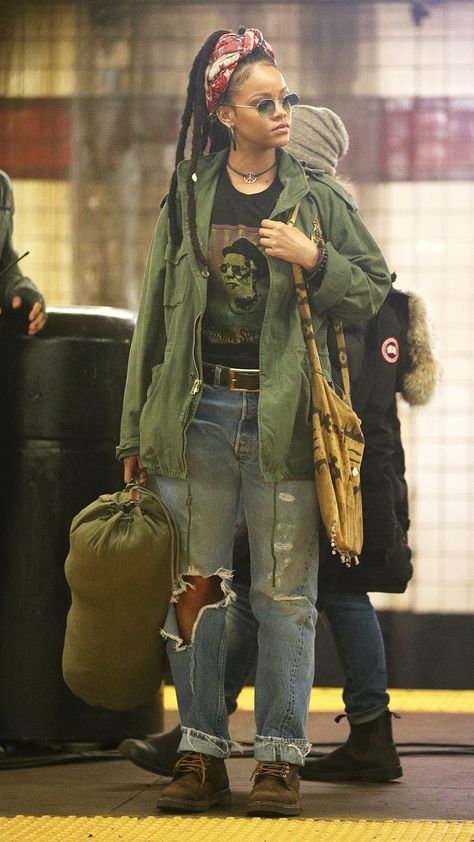 Rihanna on set of Ocean’s 8. Spiritual Girl Aesthetic Outfits, Locs Women, Rihanna Street Style, Looks Rihanna, Reggae Style, Rihanna Outfits, Rihanna Looks, Rihanna Style, Earthy Outfits