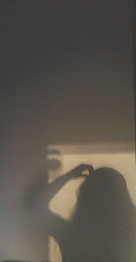 Selfie Photography Instagram, Aesthetic Shadow, Girl Shadow, Photography Selfie, Shadow Photography, Selfie Photography, Shadow Photos, Profile Pictures Instagram, Shadow Pictures