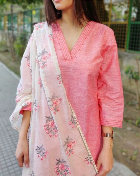 Kurthi Dupatta Set, Pink And White Kurti Design, Cotton Kurti Set With Dupatta, Indian Cotton Suits Designs, Cotton Dupatta Suits, Cotton Suit Styles Women Indian, Kurta Dupatta Set, Simple Salwar Suits Cotton, Cotton Suit Set Design