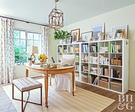 Learn how to decorate bookshelves so they are both fully functional and pleasing to the eye. Bookshelf Decor Living Room, Home Art Studio, Styling Bookshelves, Ceiling Shelves, Shelf Decor Bedroom, Bookshelves In Bedroom, Cool Bookshelves, Art Studio Organization, Office Shelving