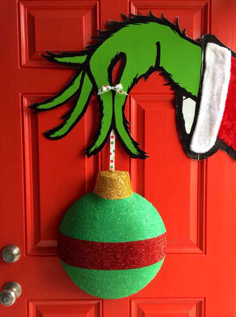 The Grinch Christmas Decorations Diy Classroom, Grinch Wreath Ideas Diy, Grinch Porta, Grinch Ideas For Christmas, The Grinch Decorations, Grinch Decorations Diy, Grinch Decorating Ideas, Grinch Door Decorations, Diy Grinch Christmas Decorations