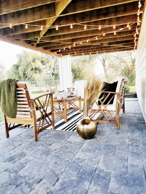 White Wood Deck, Patio Under Decks, Under Deck, Deck Outdoor, Outdoor Sitting, Covered Patio Design, Deck Seating, Outdoor Covered Patio, Outdoor Sitting Area