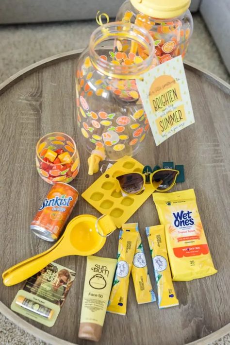 Employee Summer Gift Ideas, Sunshine Basket Ideas, Summer Themed Gift Basket, Summer Basket Gift Ideas, Teacher Summer Gift Basket, 4th Of July Gift Basket, Small Gift Basket Ideas, Summer Teacher Gifts, Summer Marketing Ideas