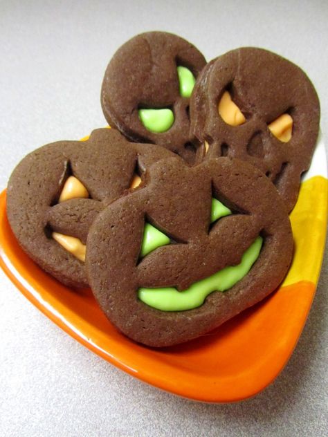 Halloween Brownie Roll Out Cookie Sandwiches. #food #Halloween #brownies #cookies Halloween Brownie, Snack Halloween, Halloween Fingerfood, Pasteles Halloween, Halloween Brownies, Recetas Halloween, Cookie Sandwiches, Halloween Baking, Halloween Chocolate