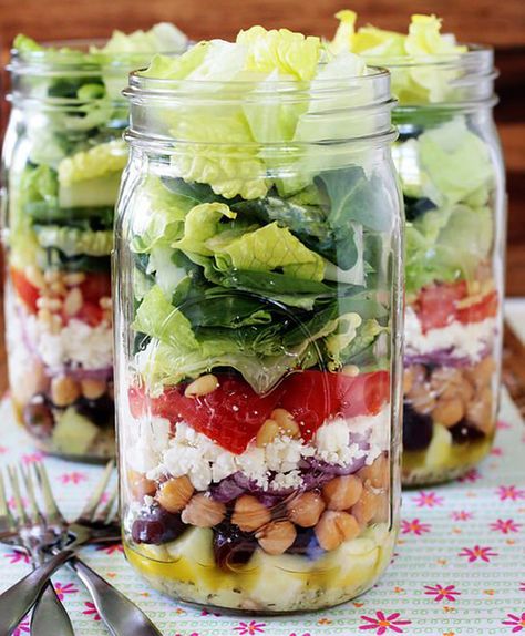 Pinterest: 12 idées de recettes dans un pot Masson—Salade grecque (laitue, tomate, concombre, olives Kalamata, feta, pois chiches et oignons). Salads Lunch, Thanksgiving Side Dishes Crockpot, Romaine Hearts, Mason Jar Lunch, Mason Jar Salads, Raw Zucchini, Salad Jar Recipe, Jar Salads, Jar Salad