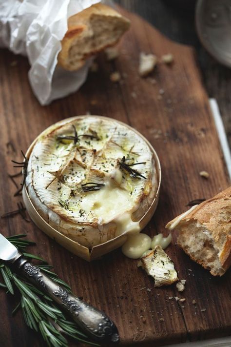 Baked Camembert Rustic Food Photography, Beautiful Food, Cheese Recipes, Appetizer Snacks, Bon Appetit, Food Photo, Wine Recipes, Food Inspiration, Appetizer Recipes