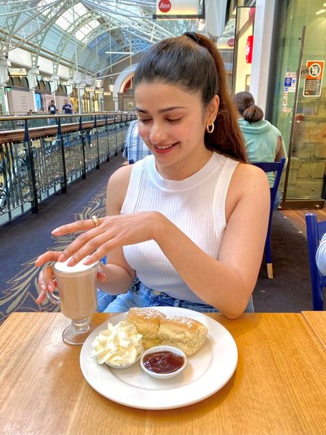 (2) Prachi Desai on Twitter: "☕️🤍👽 my friends threatened me to post https://t.co/Ah7hG7UGxC" / Twitter Aditi Bhatia, Shweta Tiwari, Prachi Desai, Bride Photography Poses, Easy Baking Recipes Desserts, Bride Photography, Insta Pictures, Easy Baking Recipes, Bollywood Actors