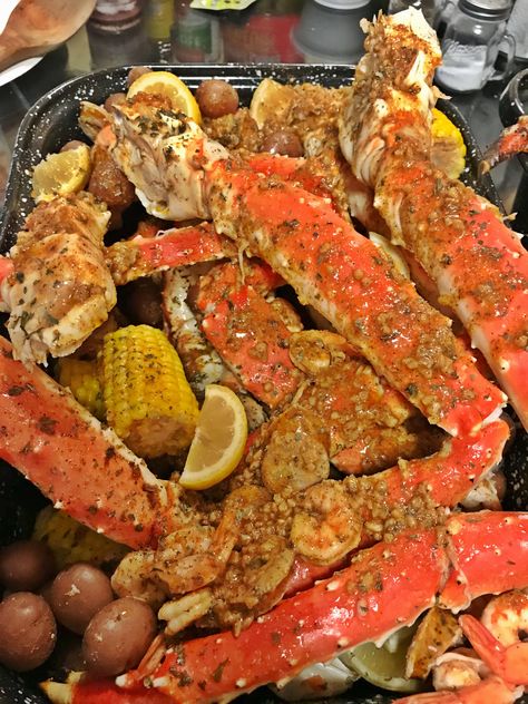 Garlic Crab, Seafood Boil Recipes, Boiled Food, Crab Boil, Yummy Seafood, Soul Food Dinner, Crab Recipes, Crab Legs, Food Babe