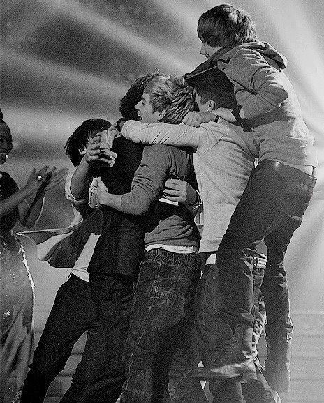 I LOVE this picture of them. One Direction Infection, 1 Direction, Zayn Malik, Liam Payne, Niall Horan, Louis Tomlinson, My Boys, The Boys, In The Middle