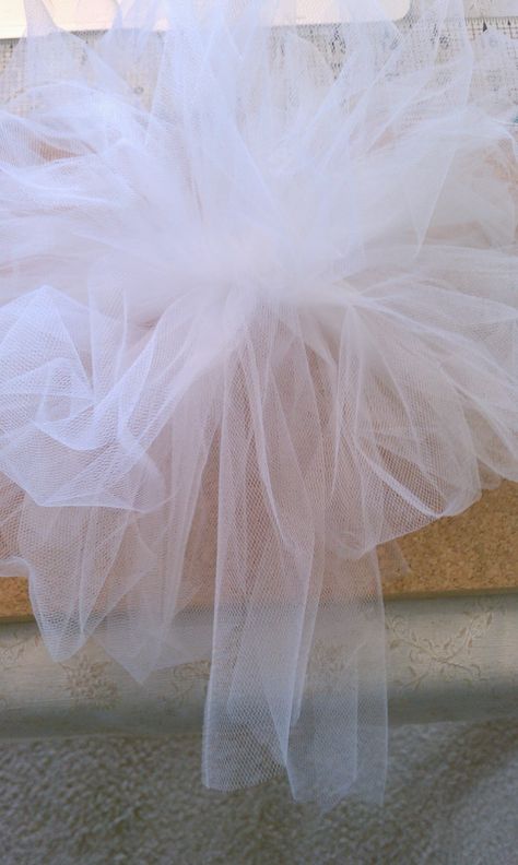 Tule Bows, Tulle Wedding Decorations, Tulle Pompoms, Tulle Garland, Tulle Pew Bows, Girly Crafts, Bow Making Tutorials, Pew Bows Wedding, Pew Decorations