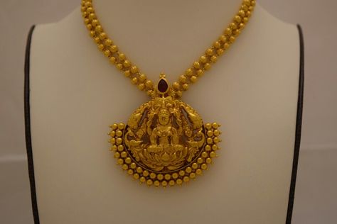 South Indian Traditional Lakshmiji Nagaram Pendant Nagaram Pendant, Gold Dollars, Halftone Art, Antique Gold Jewellery, Durga Mata, Choker Design, Small Earrings Gold, Gold Haram, Temple Jewelry Necklace