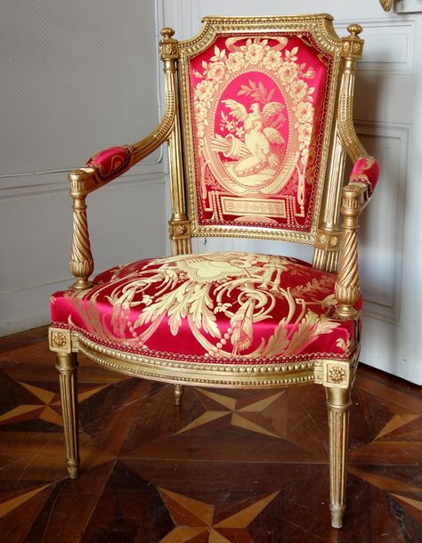 Louis XVI gilt wood salon suite - Ref.89646 Classic Furniture Living Room, Louis Xvi Chair, Louis Xvi Furniture, French Neoclassical, Wood Living Room, French Arm Chair, Luxury Bedroom Furniture, Antique French Furniture, French Style Furniture