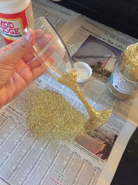 mod-podge-glitter-bachelorette-shirt-ideas-champagne-flute Diy Bachelorette Party Decorations, Diy Bachelorette, Bachelorette Diy, Champagne Birthday, Awesome Bachelorette Party, Diy Bachelorette Party, Glitter Glasses, Party Deco, Glitter Wine