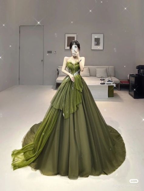 Ball Gowns Fantasy, Debut Gowns, Debut Dresses, Beautiful Ball Gowns, Green Formal Dresses, Girls Dress Outfits, Gowns Dresses Elegant, Old Fashion Dresses, Royal Dresses