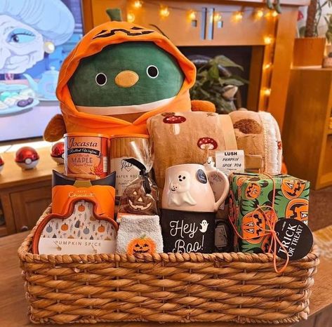 Forever Fall & Halloween🎃🍁 | Bougie Boo basket ideas 🥹🖤🎃 | Facebook Halloween Treat Baskets, Boo Basket Ideas, Fall Gift Baskets, Boo Gift, Boo Baskets, Halloween Gift Baskets, Treats Halloween, Spooky Snacks, Hello Kitty Gifts