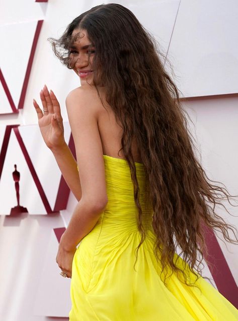 Estilo Zendaya, Long Hair Trends, Zendaya Style, Spider Man Far From Home, Spider Man Homecoming, Valentino Dress, Marvel Photo, Zendaya Coleman, Long Hair With Bangs