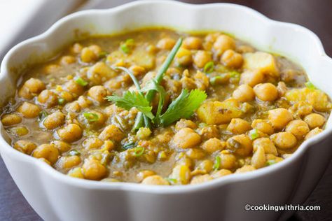 Curried Channa and Aloo (Chickpeas with Potatoes) - Cooking With Ria Channa Recipe, Trini Recipes, Cooking Garbanzo Beans, Trinidadian Recipes, Caribbean Foods, Aloo Curry, Hindu Festival Of Lights, Chickpea Curry Recipe, Trini Food