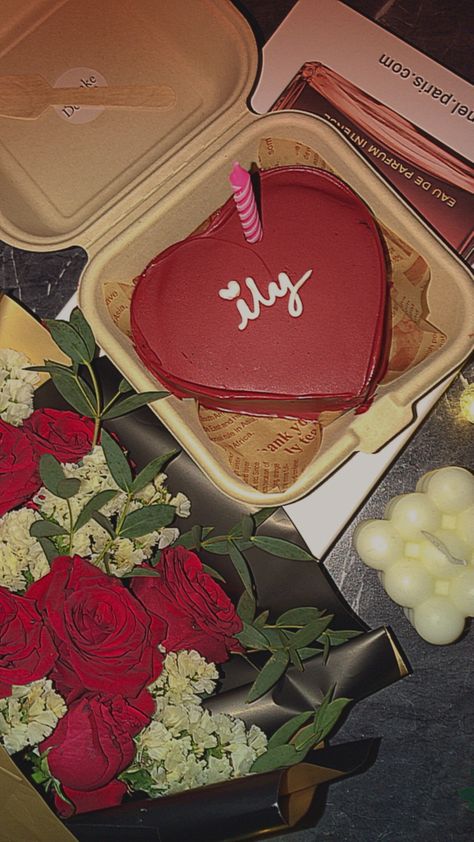 heart cake,roses Valentines Pictures Aesthetic, Valentines Day Mood Board, Valentines Day Vibes, Grunge Valentines Aesthetic, St Valentin Aesthetic, Saint Valentin Aesthetic, Valentines Day Aesthetic Vintage, Vintage Valentines Aesthetic, Vday Aesthetic