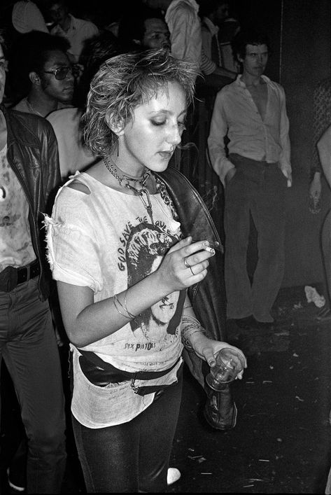 Girls Will Be Girls: The Women at the Birth of Punk | W Magazine | Women's Fashion & Celebrity News 70s Punk Girl, Punks 70s, Punk Rock Girls, 70s Punk, 80s Punk, Punk Culture, Punk Women, Punk Pins, Punk Aesthetic