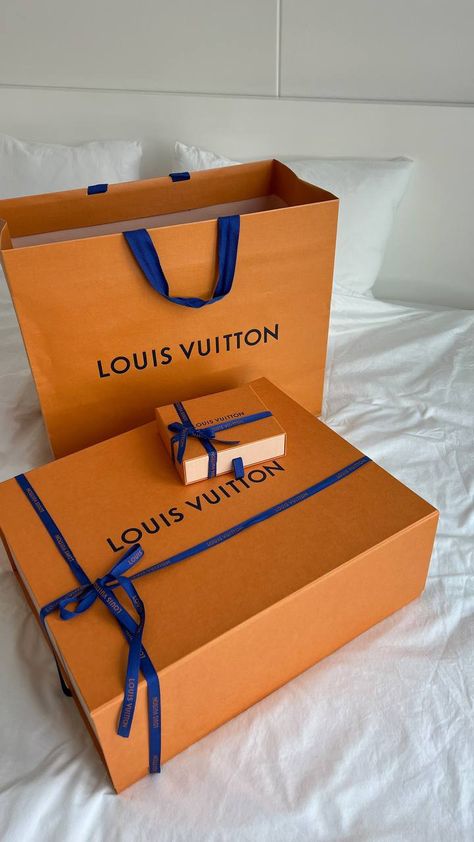 Beauty Outfits, Louis Vuitton Presents, Cozy Lifestyle, Luxury Birthday Gifts, Louis Vuitton Gifts, Luxury Birthday, Rich Girl Lifestyle, Instagram Tutorial, Bags Aesthetic