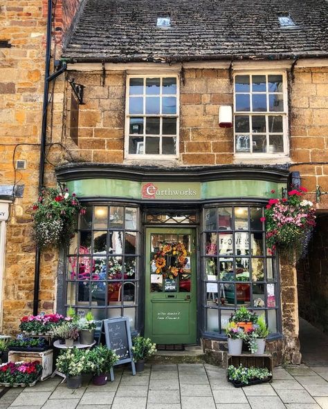 Flowers Message, Urban Shop, Cute Store, Florist Shop, Shop Windows, Green Door, Shop Fronts, Shop Front, Pretty Green