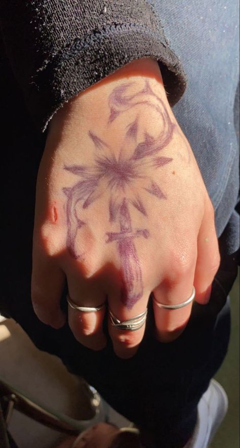 Flower Drawings On Hand, Sharpie Leg Art, Flower Drawing On Hand, Jaylah Core, Thing To Draw On Your Hand, Pen Drawings On Hand, Pen Art On Hand, What To Draw On Your Hand, Pen Drawing On Hand