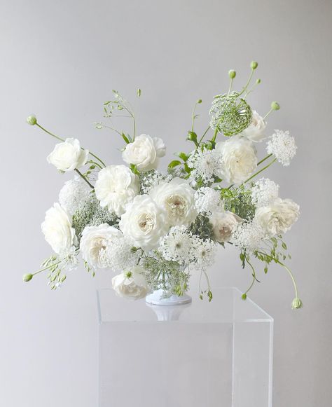 White Floral Centerpieces, White Flower Arrangements, Modern Centerpieces, White Centerpiece, Flower Installation, Start A Fire, Reception Flowers, White Vase, White Wedding Flowers