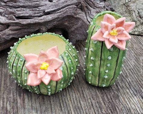 Succulent Clay Pot, Ceramic Succulent Sculpture, Cactus Shaped Planter, Cactus Ceramic Ideas, Pottery Succulent Pots, Cactus Pottery Ideas, Spring Ceramics Projects, Ceramic Pot Design, Pottery Planter Ideas