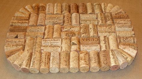 n1010370 Wine Cork Trivet, Rental Apartment Decorating, Apartment Decorating College, Apartment Decorating Living Room, Wine Cork Board, Diy Cork Board, Wine Cork Ideas, Wine Cork Projects, Cork Trivet